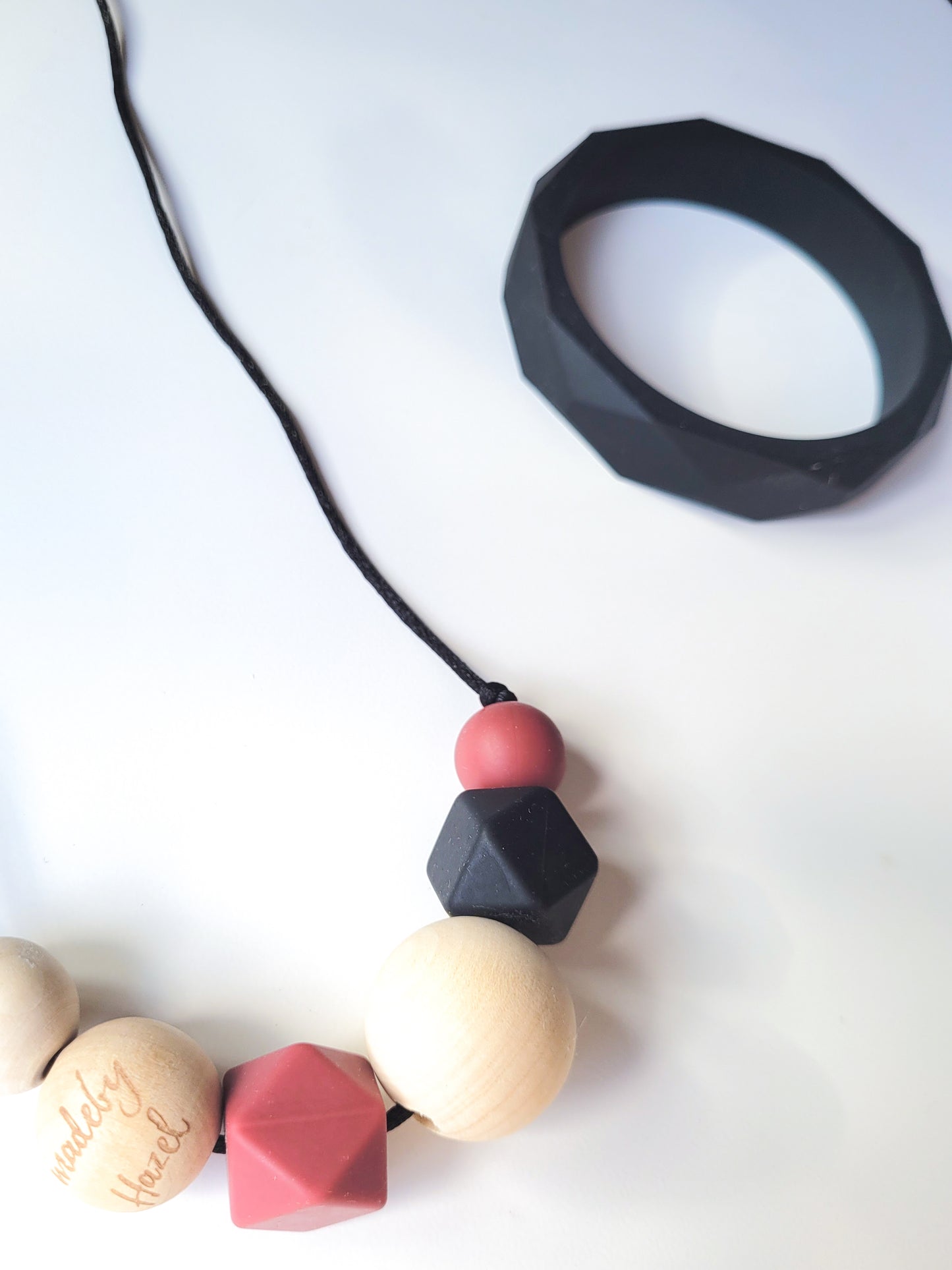 Muave Nursing Necklace BPA Free & natural wooden beeds Zoom