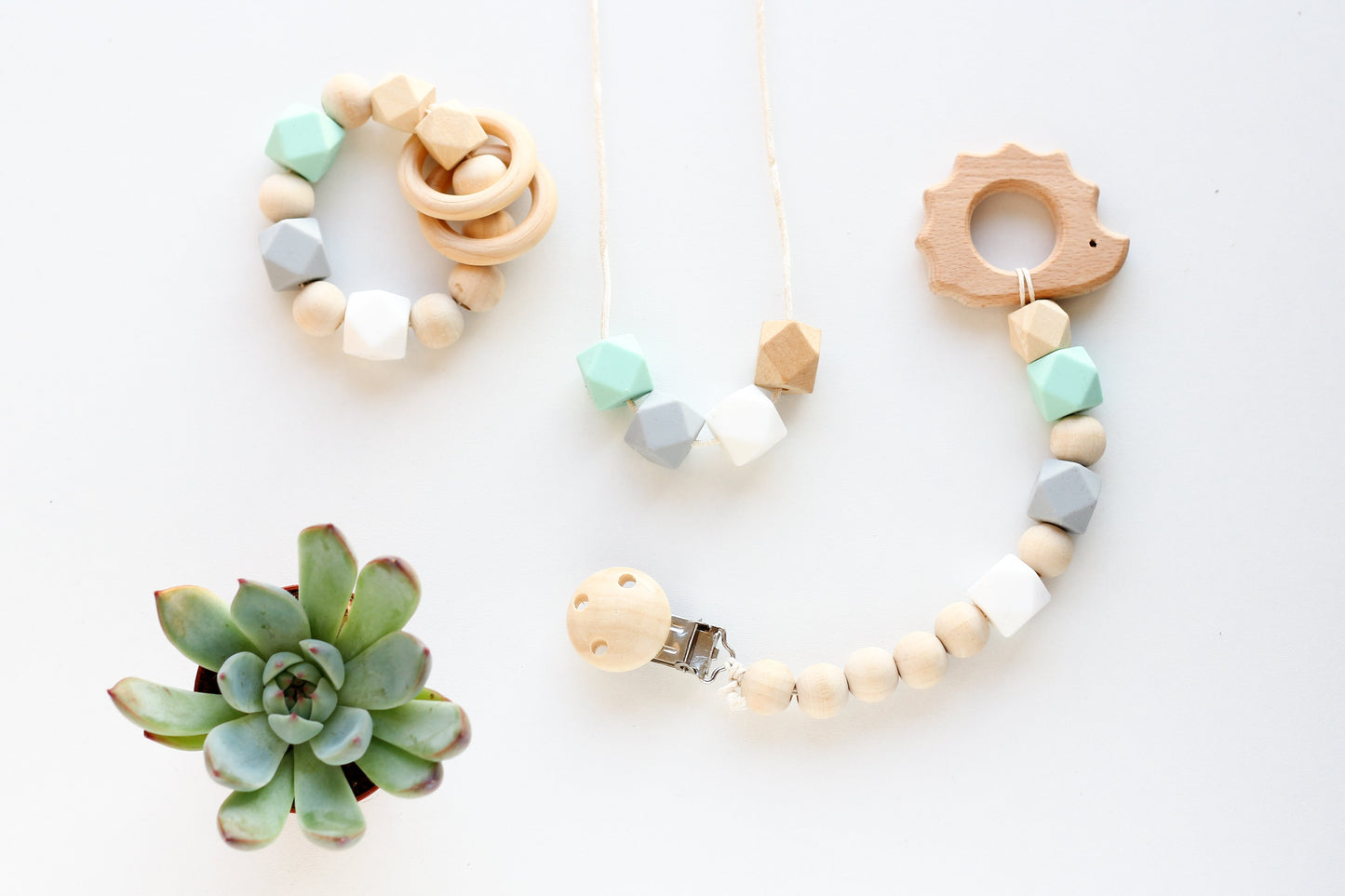 Natural wood - mom & baby gift kit. Teething necklace, rattle & clip!.