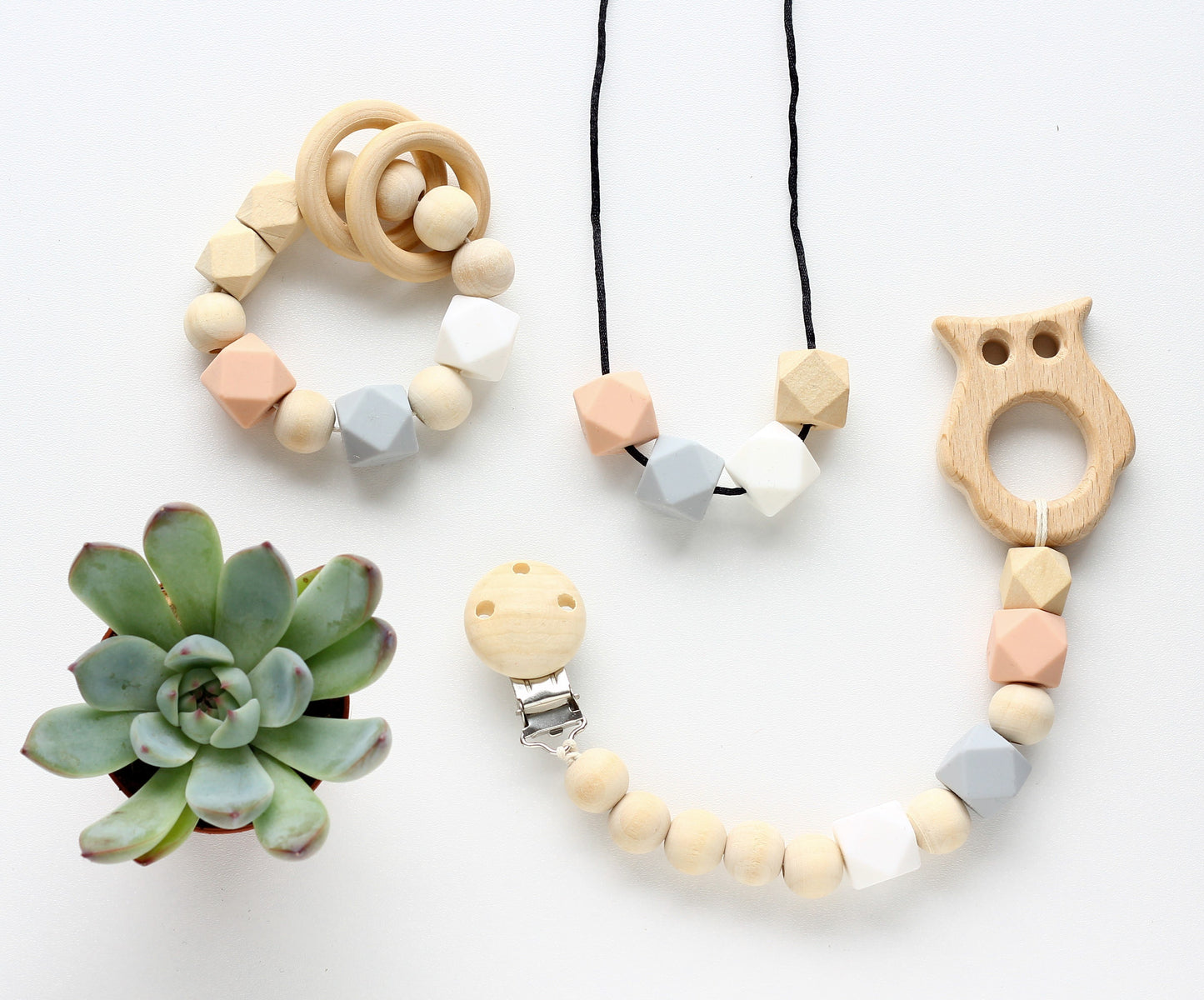 Peach - Teether clip in wood & silicone!.