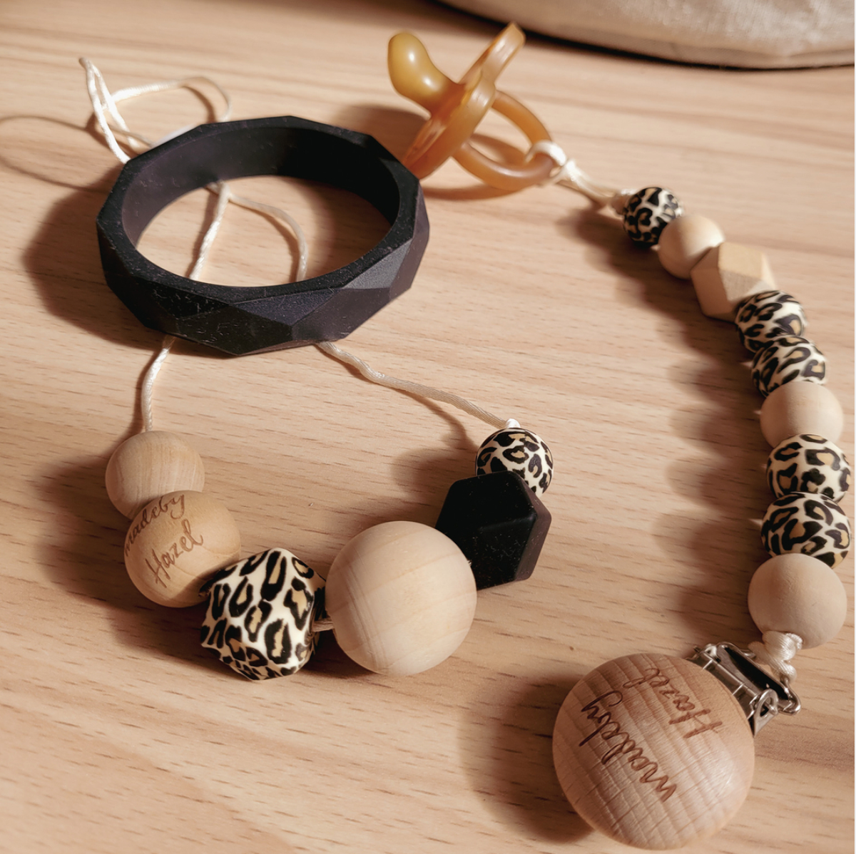 Presentkit amningshalsband & napphållare - Leo!