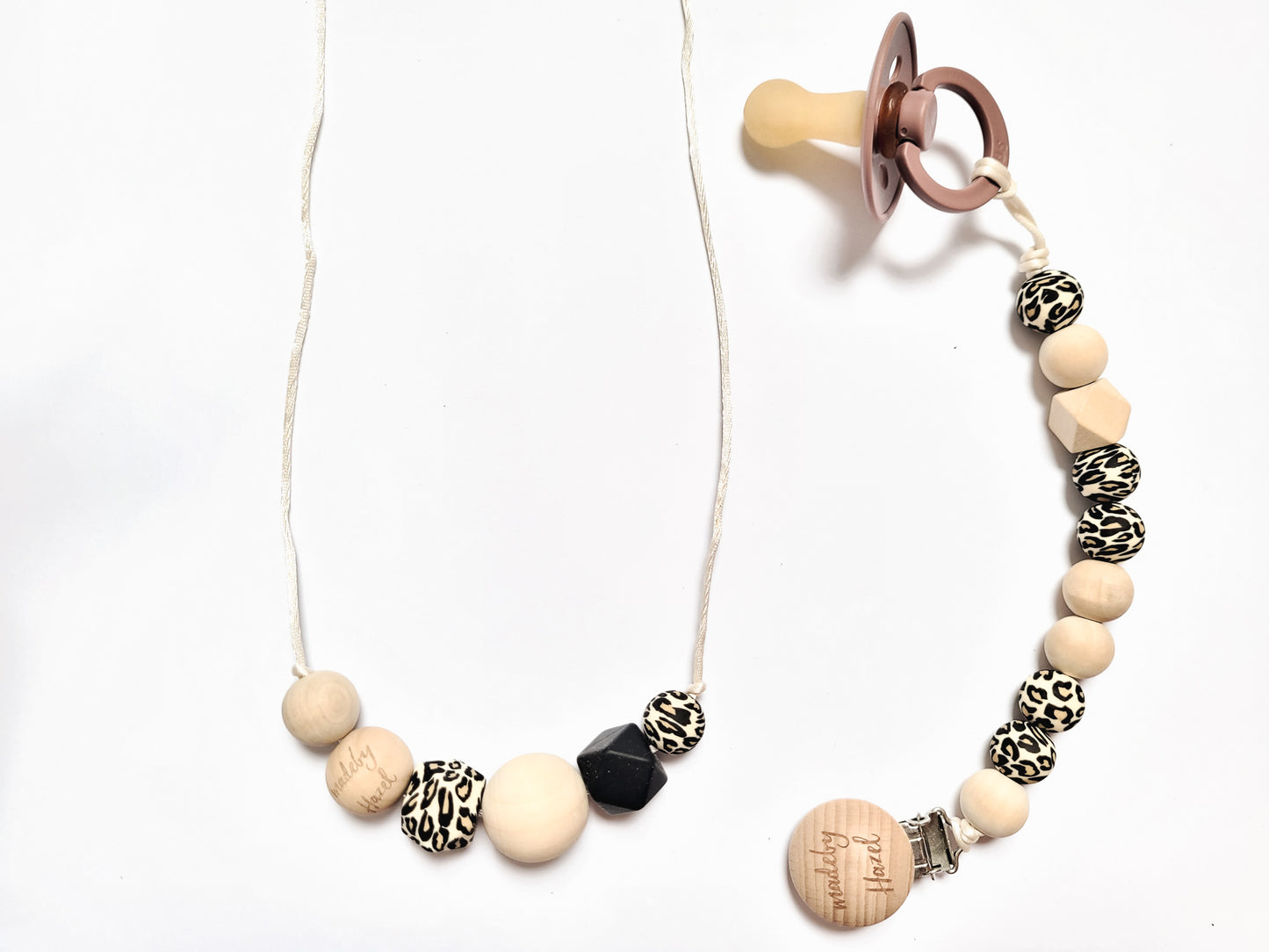 Gift kit Leopard Beige - Nursing Necklace & Dummy Holder Flat Lay