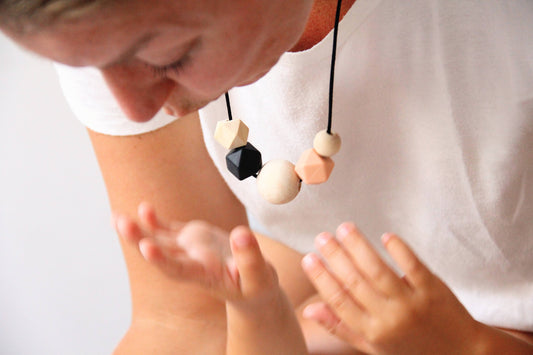 Baby sensory - Sensorisk utveckling för bebisar – därför är former och texturer viktiga.Why texture matter on Nursing Necklaces