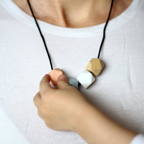 Nyttan med amningshalsband - nursing necklace