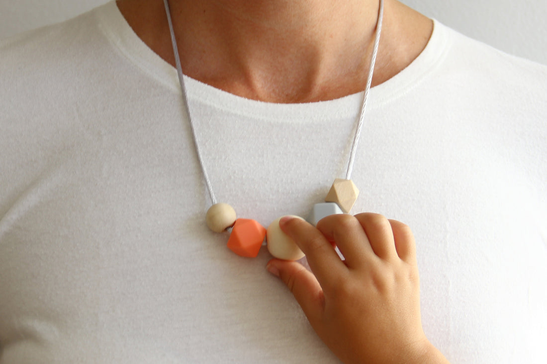 Best Nursing Necklaces 2026 – guide for moms and babies | madebyHazel