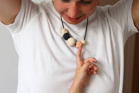 Vilket amningshalsband passar mig och min bebis - Various nursing necklaces in wood, silicone and mixed materials