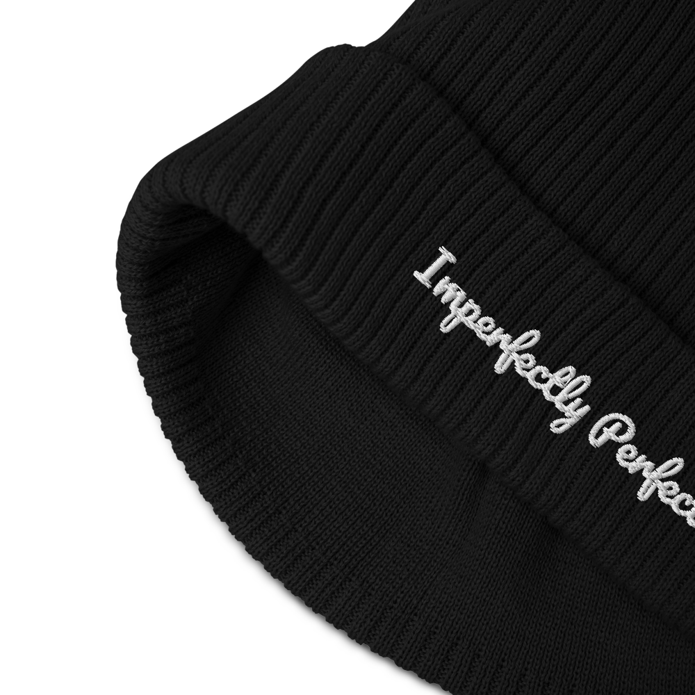 Svart Imperfectly Perfect ekologisk mössa med female statement från madebyhazel