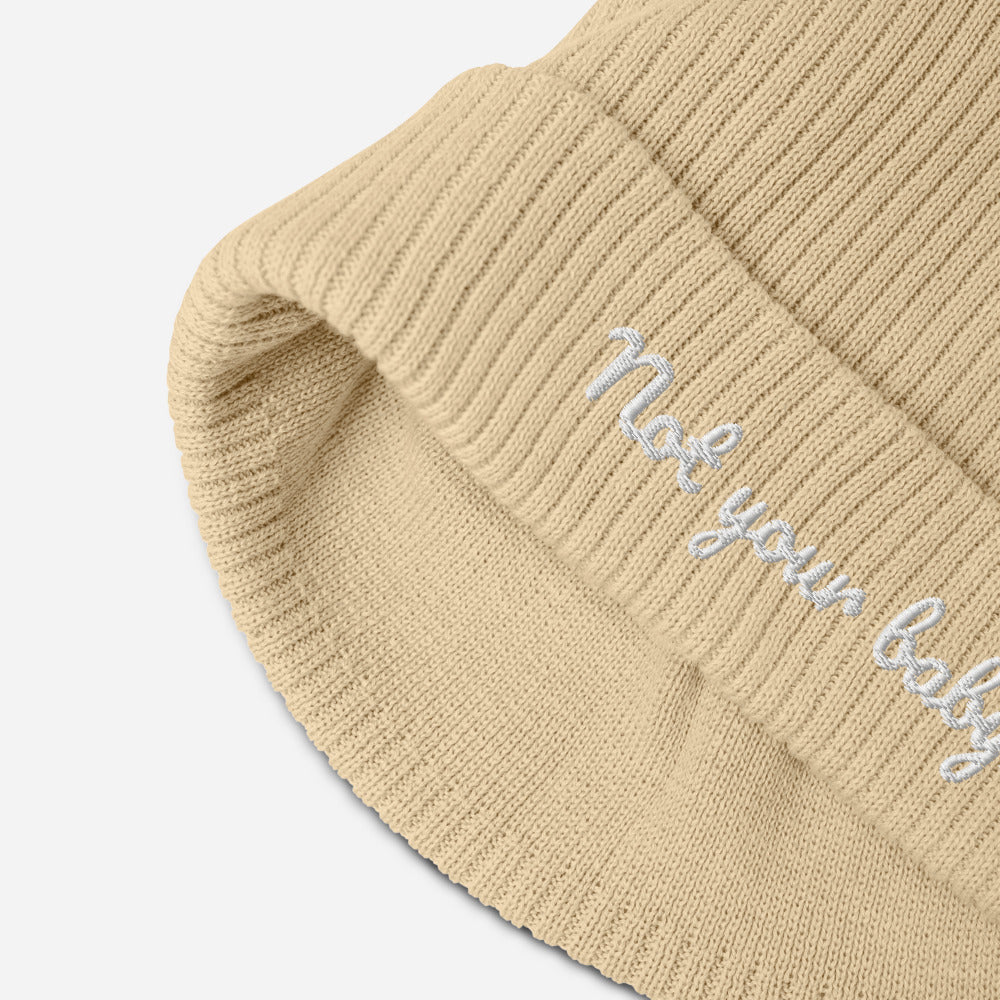 Female Power mössa med Not your baby  tryck i ekologisk bomull. Sand Beige