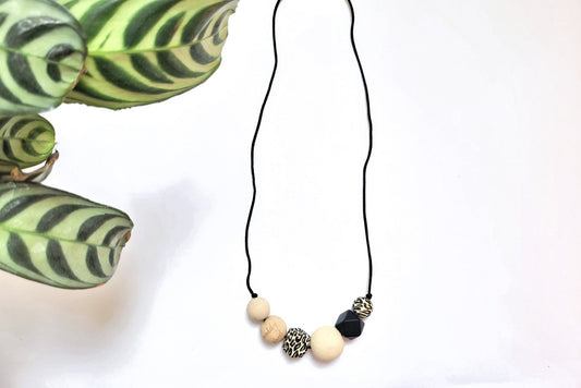 Amningshalsband trä & silikonpärlor i trendig Leopard Svart - madebyhazel