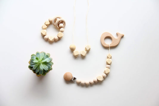 Natural wood - mom & baby gift kit. Teething necklace, rattle & clip!.